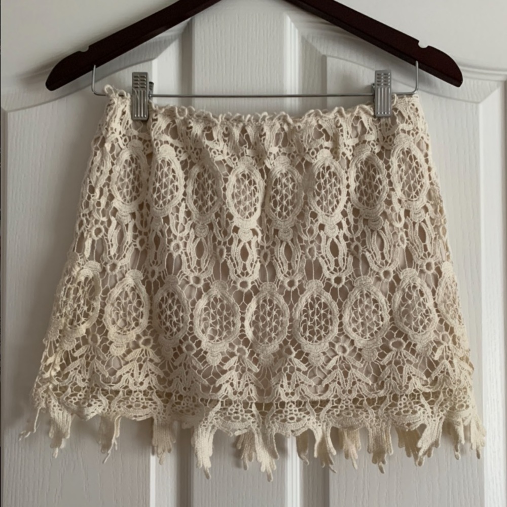 Off white lace mini skirt w/ elastic waist.